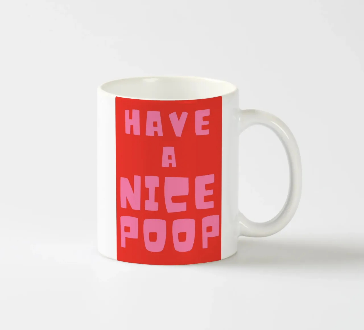 Divertente citazione sul bagno in grassetto tipografico rosa su rosso tazza in ceramica da pdigitalprints