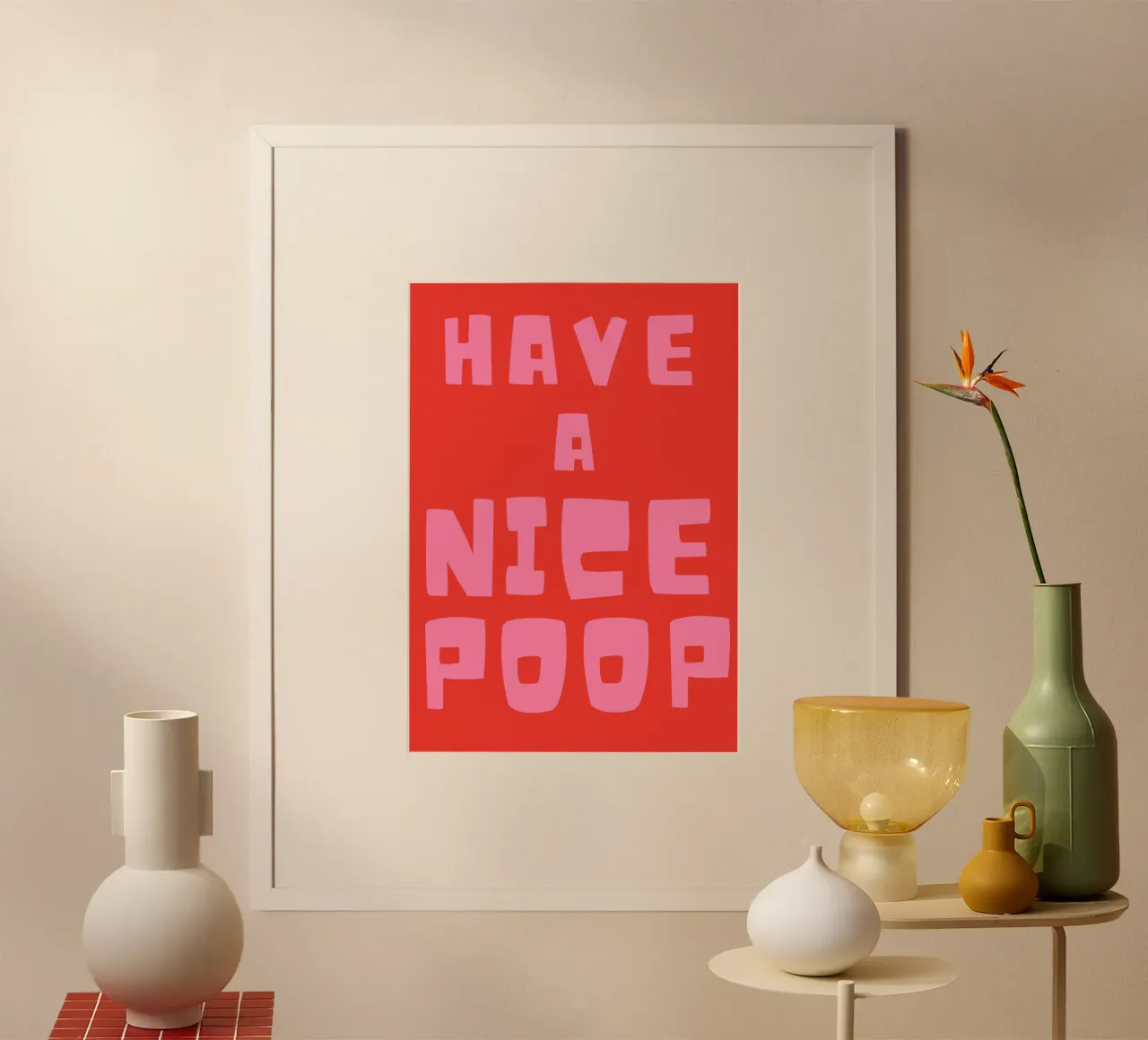 Divertente citazione sul bagno in grassetto tipografico rosa su rosso poster con telaio in alluminio da pdigitalprints
