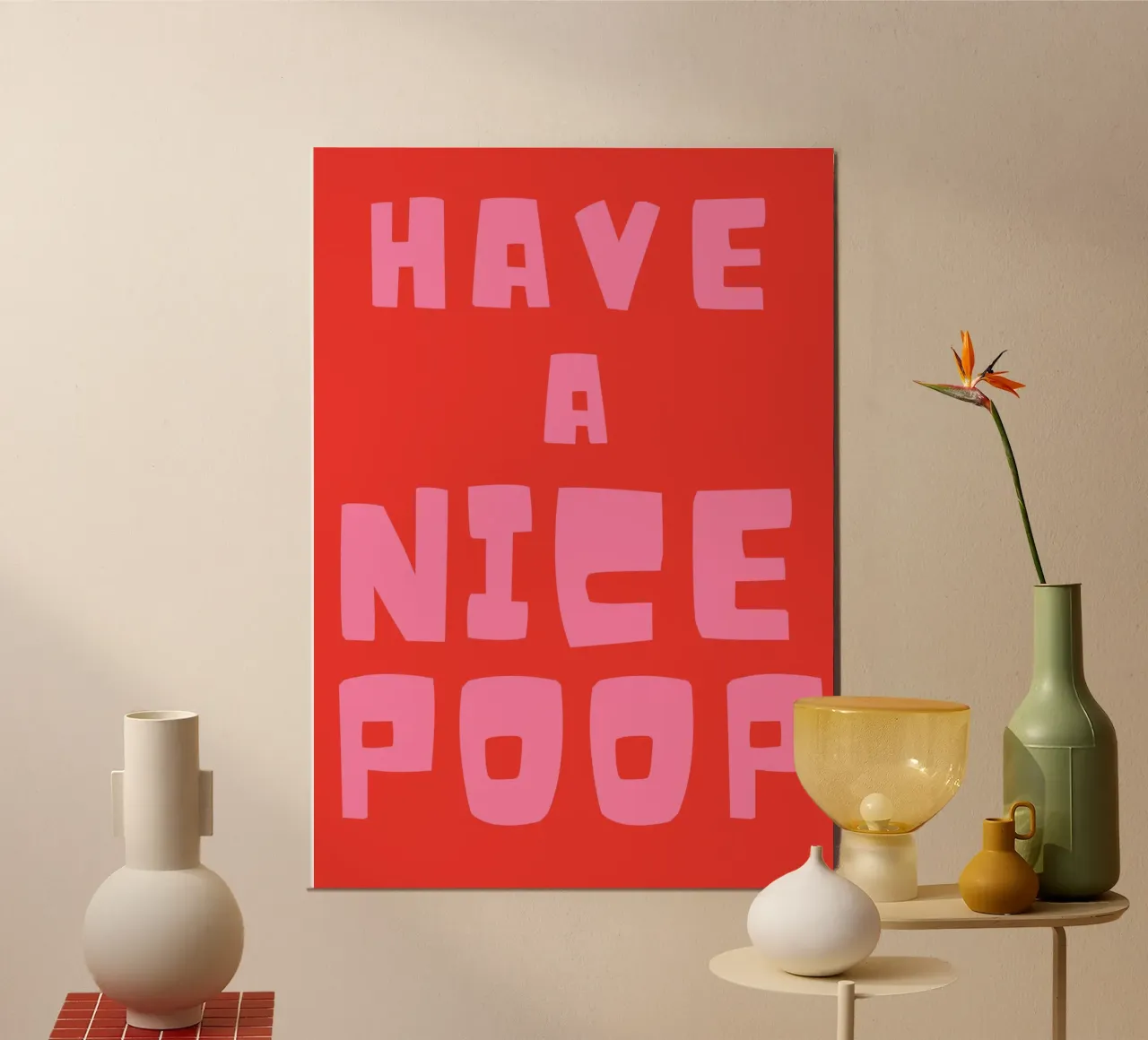 Divertente citazione sul bagno in grassetto tipografico rosa su rosso poster con telaio in alluminio da pdigitalprints