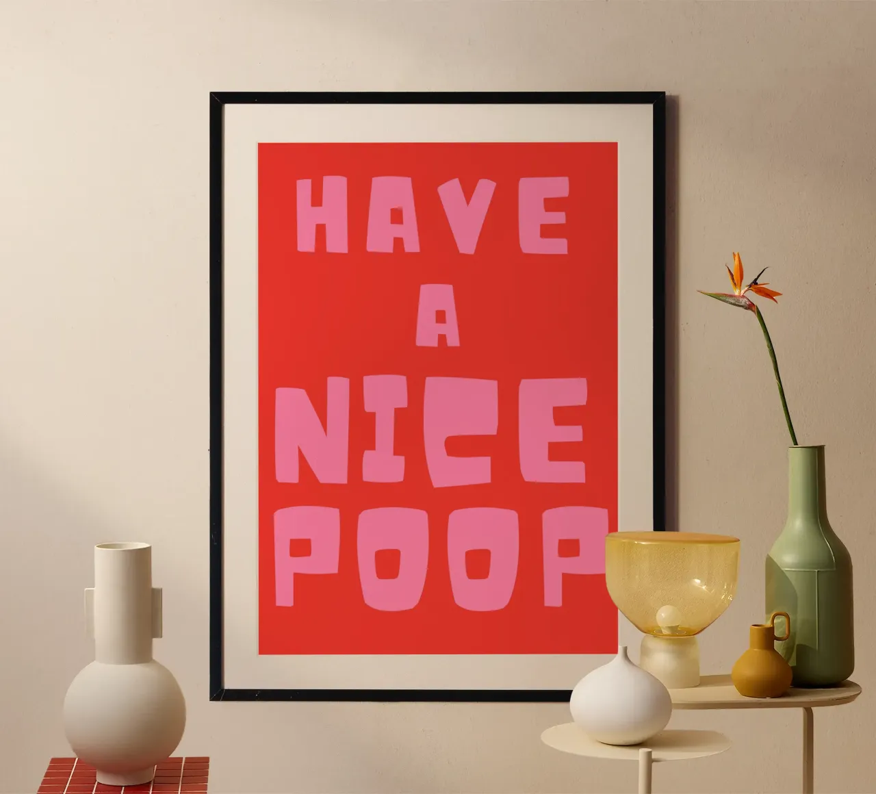 Divertente citazione sul bagno in grassetto tipografico rosa su rosso poster con telaio in alluminio da pdigitalprints
