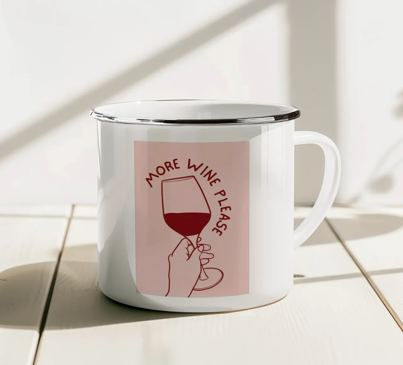 Mano che tiene il bicchiere di vino con una citazione divertente in Minimalista tazza in smalto da pdigitalprints