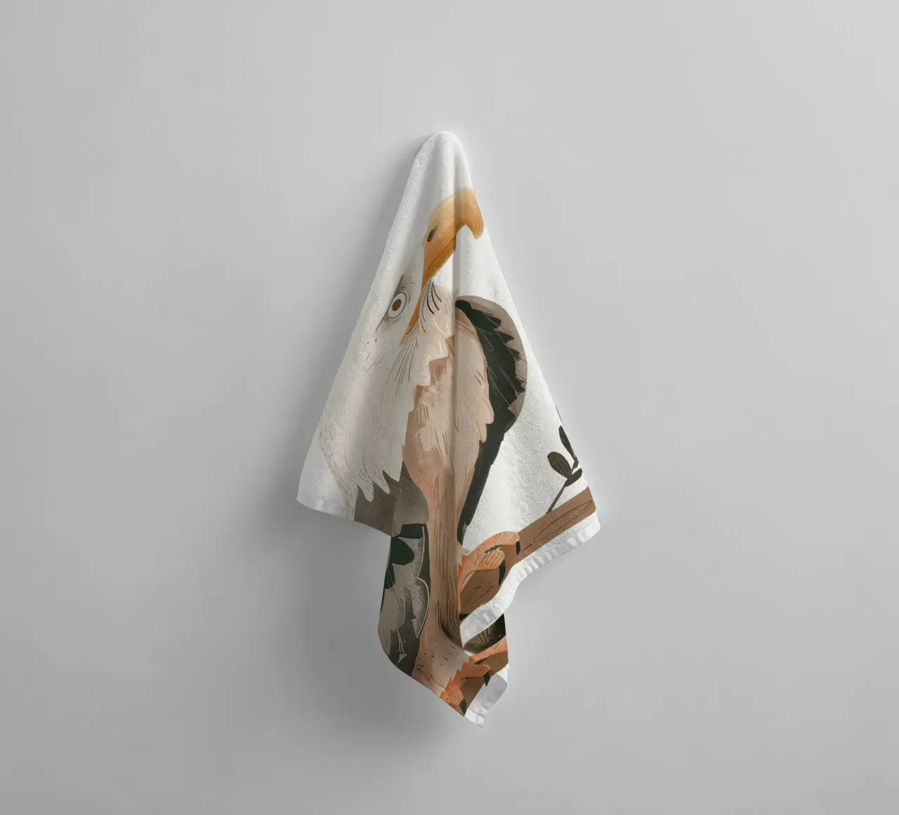 Ein majestätischer Weißkopfseeadler, der anmutig auf einem Ast thront Handtuch von DesignDoodle