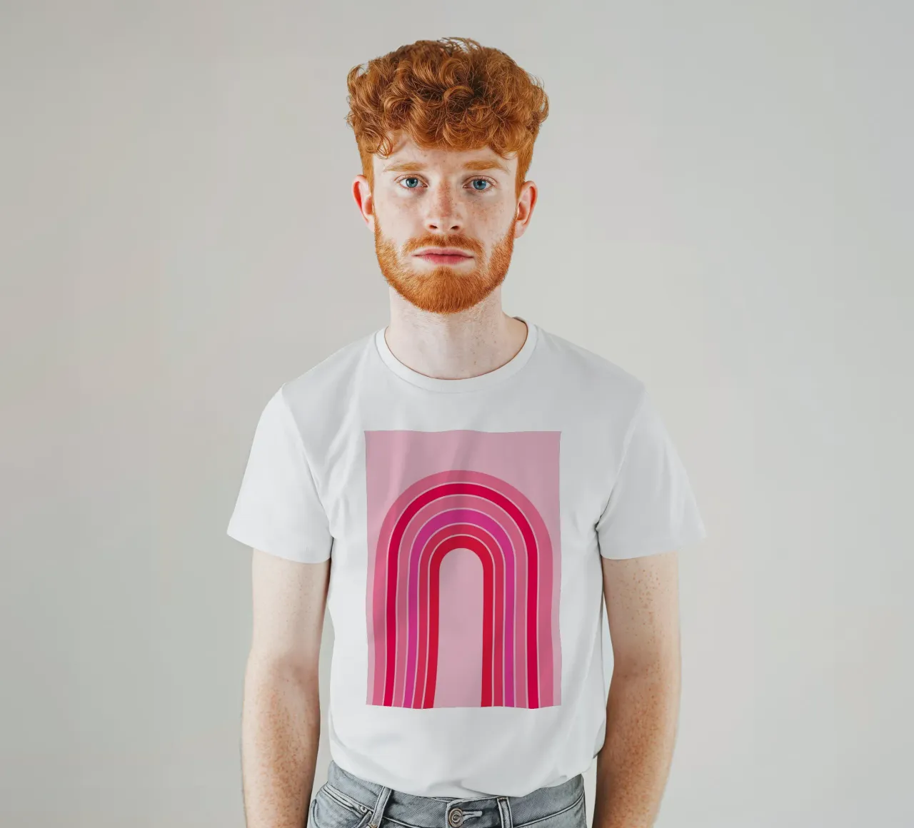 Rosa und roter Retro-Regenbogenbogen in minimalistischer geometrischer Kunst T-Shirt von pdigitalprints