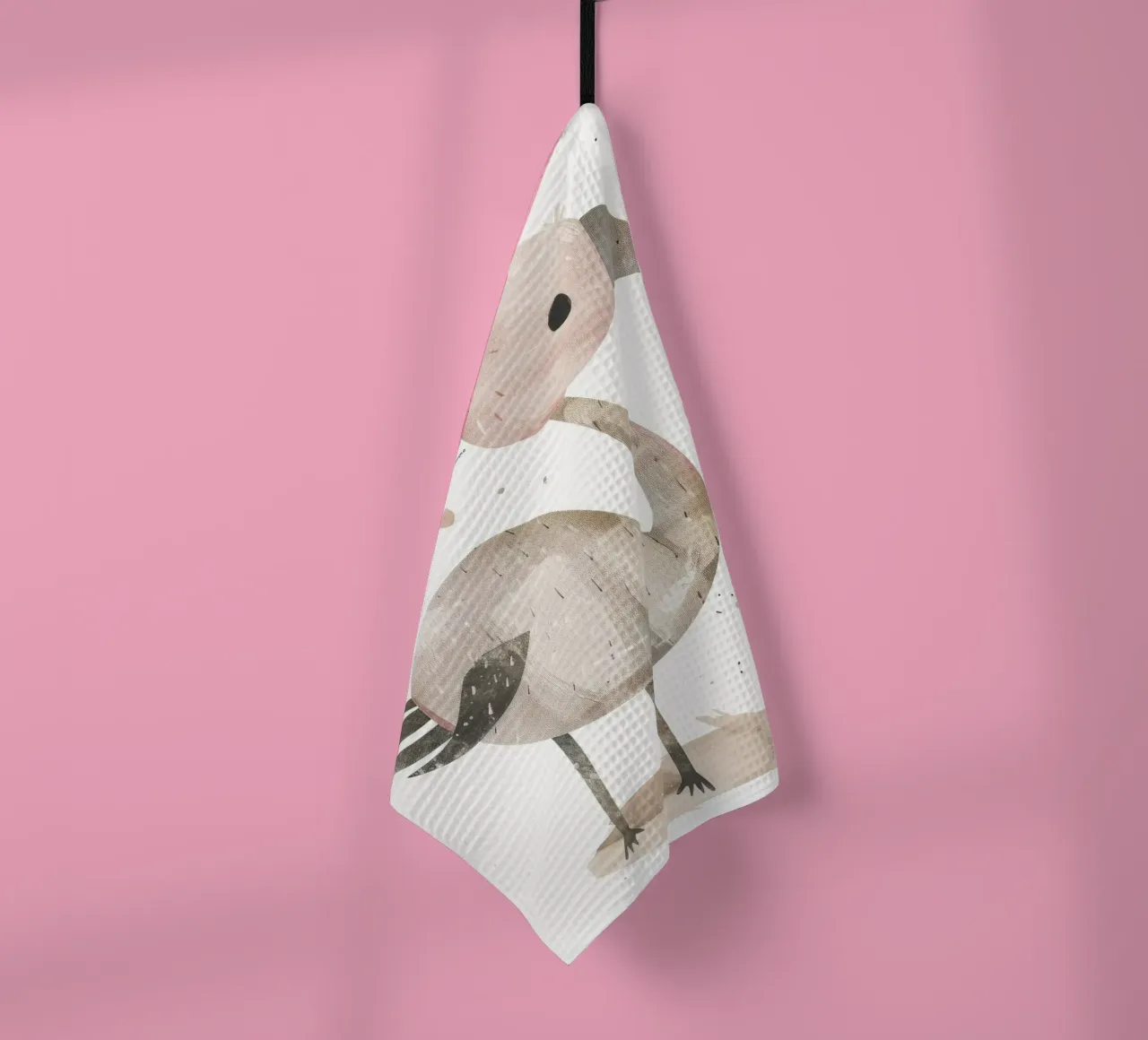 Un charmant oiseau dans des tons roses et gris, avec un motif ludique. torchon de DesignDoodle