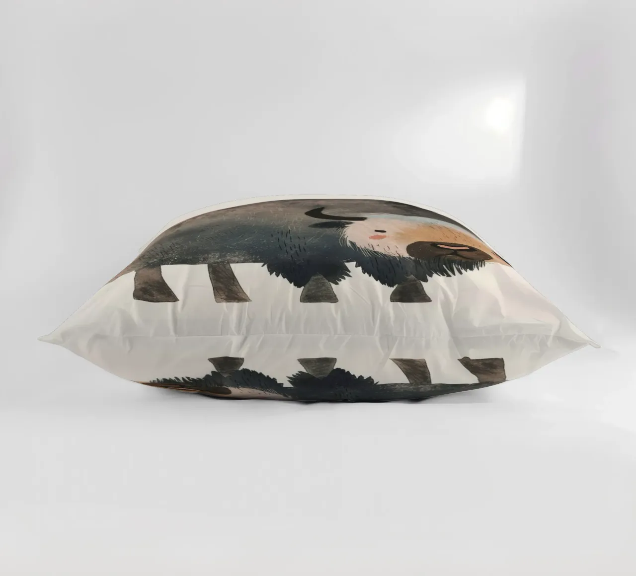Représentation fantaisiste et douce d'un bison dans des tons chauds. coussin de DesignDoodle