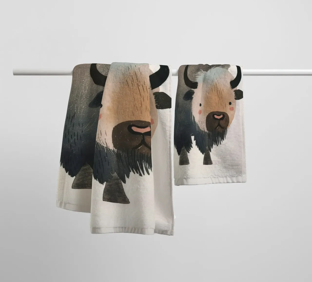 Représentation fantaisiste et douce d'un bison dans des tons chauds. serviette de bain de DesignDoodle
