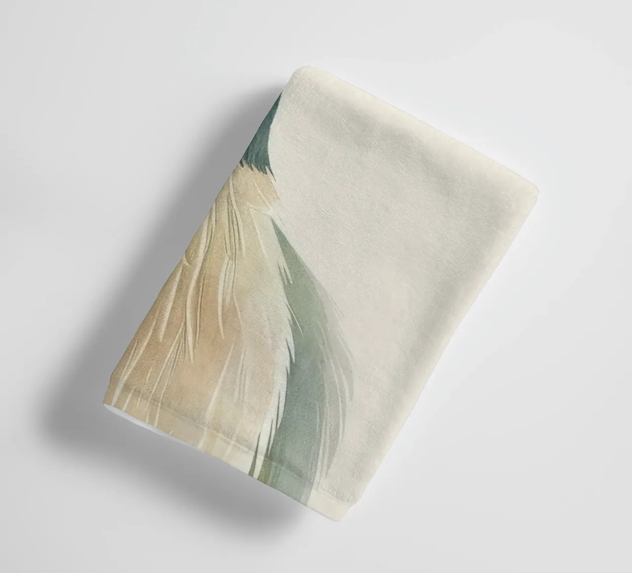 Uno splendido ed elegante uccello dal collo blu, disegnato con delicatezza. asciugamano da bagno da DesignDoodle