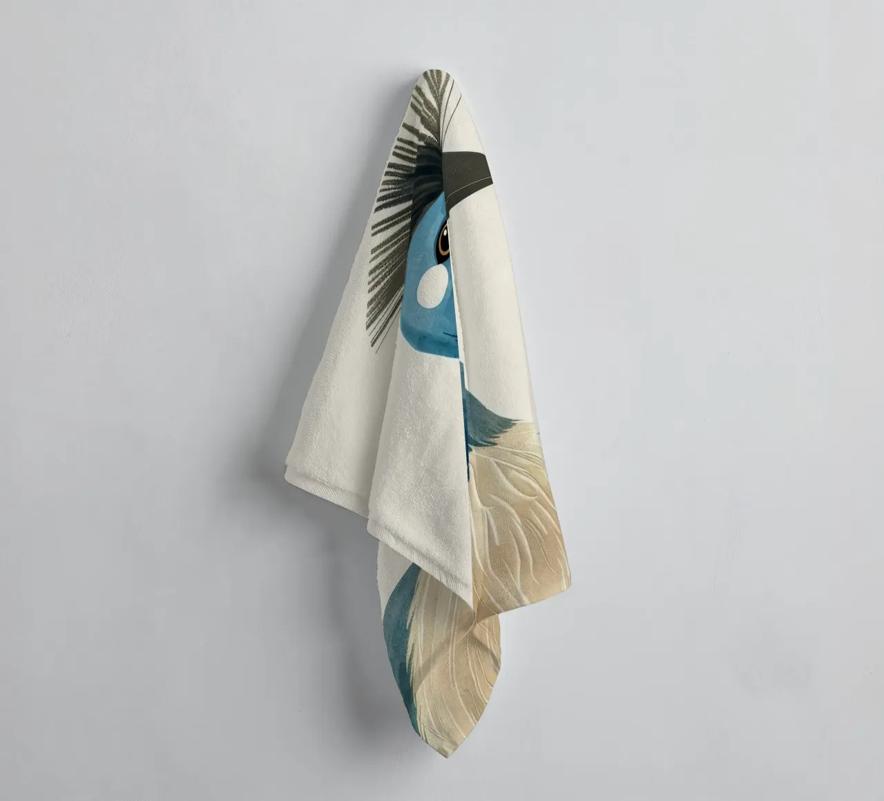 Uno splendido ed elegante uccello dal collo blu, disegnato con delicatezza. asciugamano da bagno da DesignDoodle