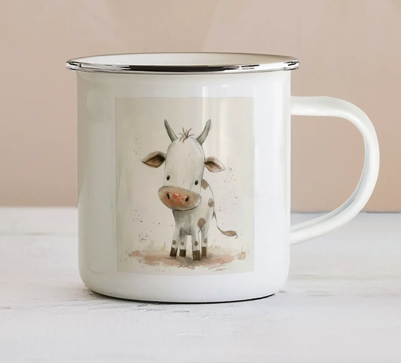 Un'illustrazione simpatica e accattivante di un vitello, tazza in smalto da DesignDoodle
