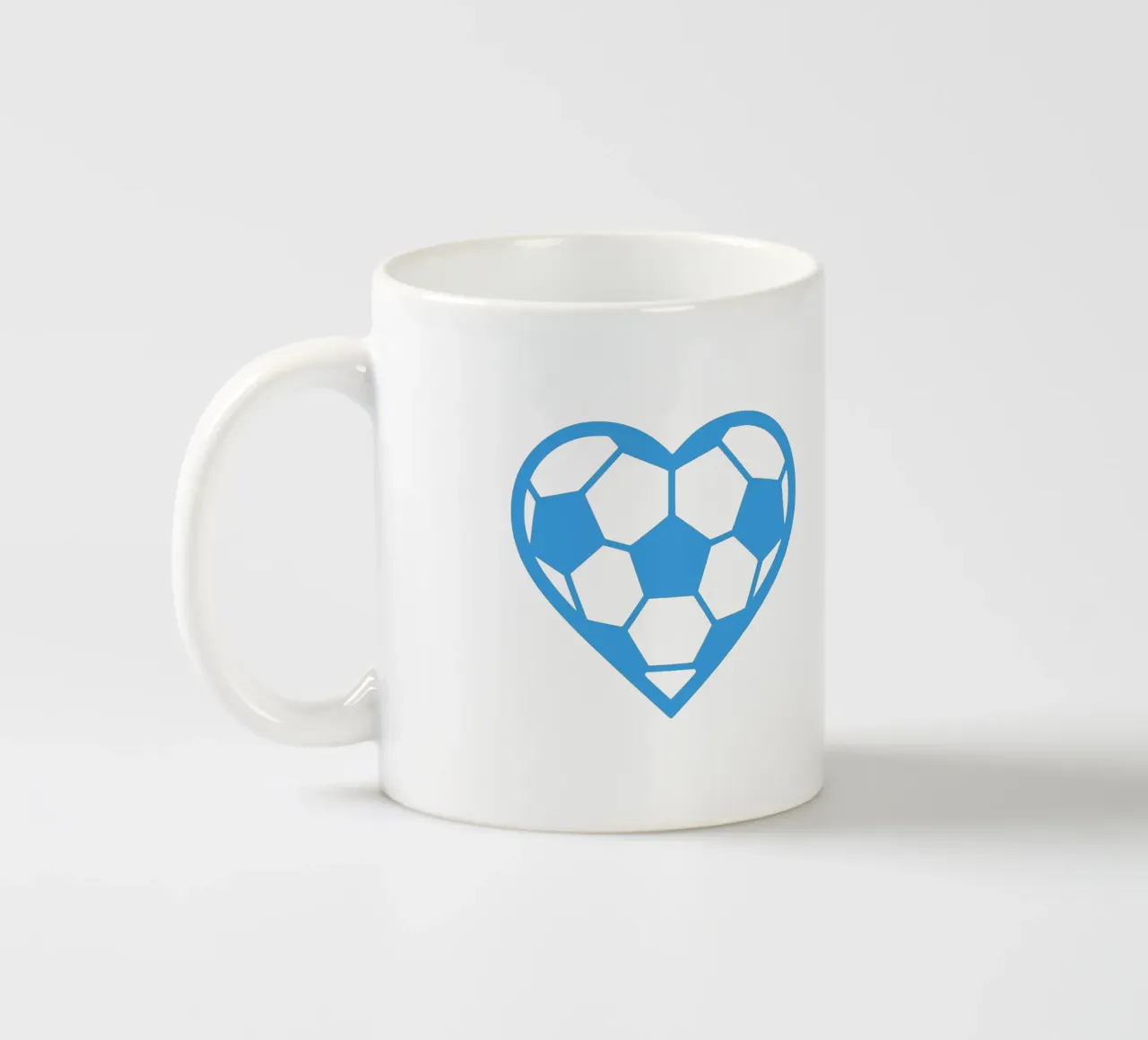 Cuore di calcio tazza in ceramica da LucernePictures