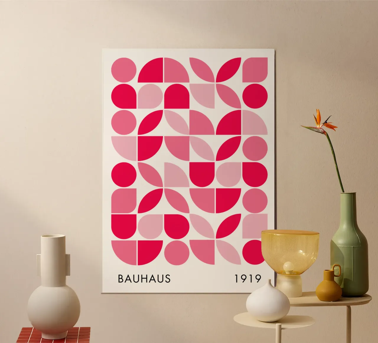 Moderno disegno geometrico astratto nei toni del rosa e del rosso poster da pdigitalprints