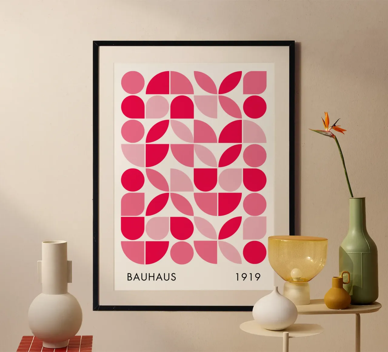 Moderno disegno geometrico astratto nei toni del rosa e del rosso poster da pdigitalprints