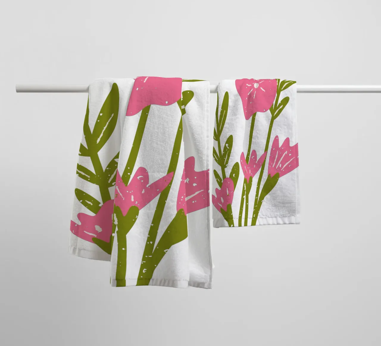 Illustrazione floreale rustica disegnata a mano in rosa e verde asciugamano da bagno da pdigitalprints