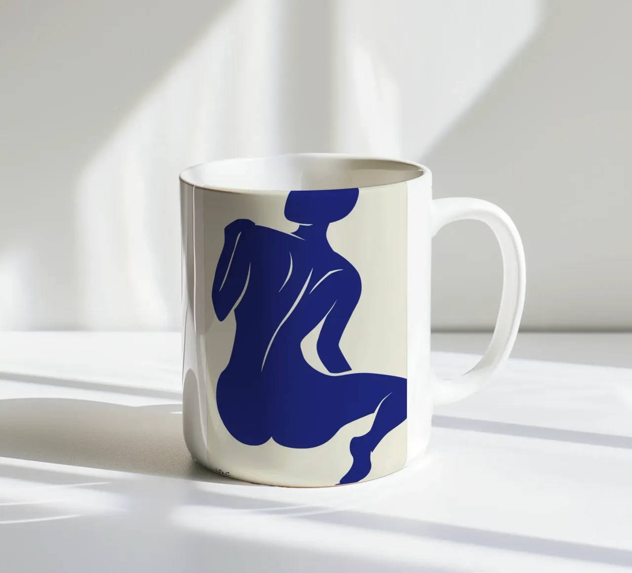 Figure di persone blu di Matisse tazza in ceramica da Mandy Gray