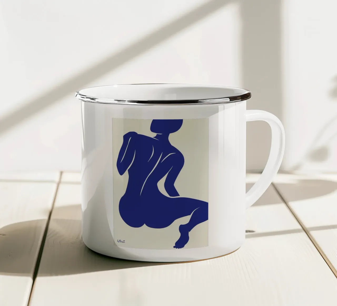 Figure di persone blu di Matisse tazza in smalto da Mandy Gray