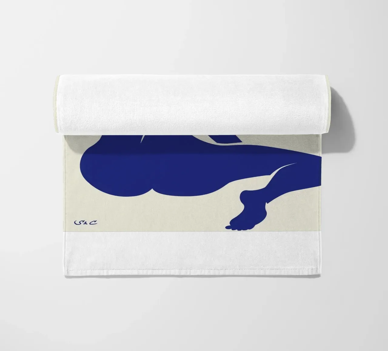 Figure di persone blu di Matisse telo mare da Mandy Gray