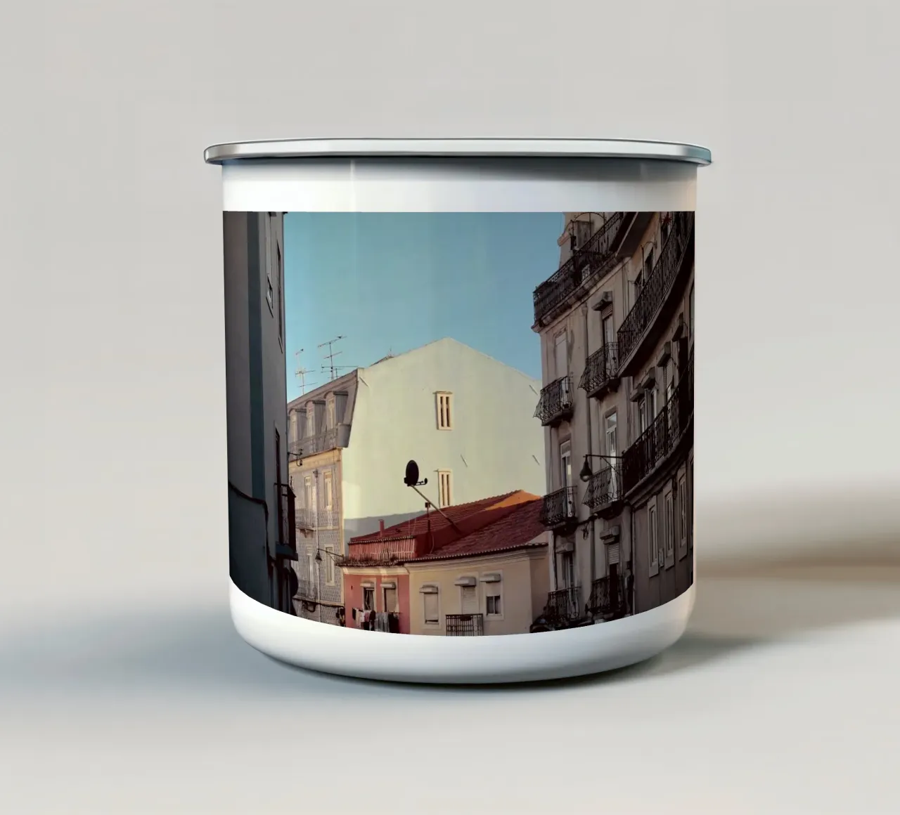 Via Lisbona tazza in smalto da KISSA STUDIO
