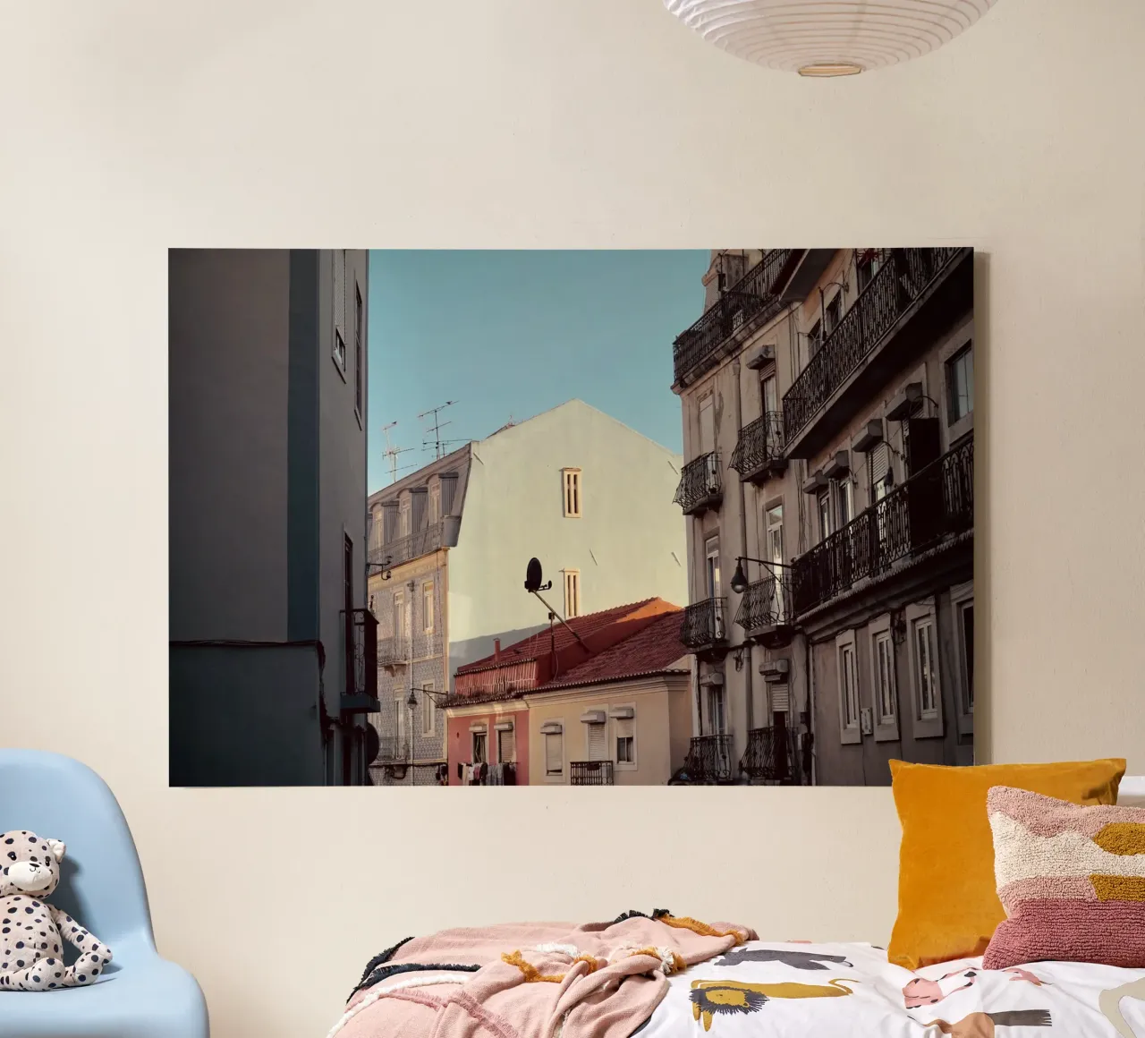 Via Lisbona tela con Cornice a cassetta da KISSA STUDIO