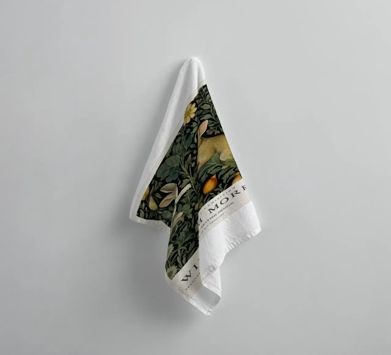 dos conejos en los arbustos william morris toalla de baño de komo store
