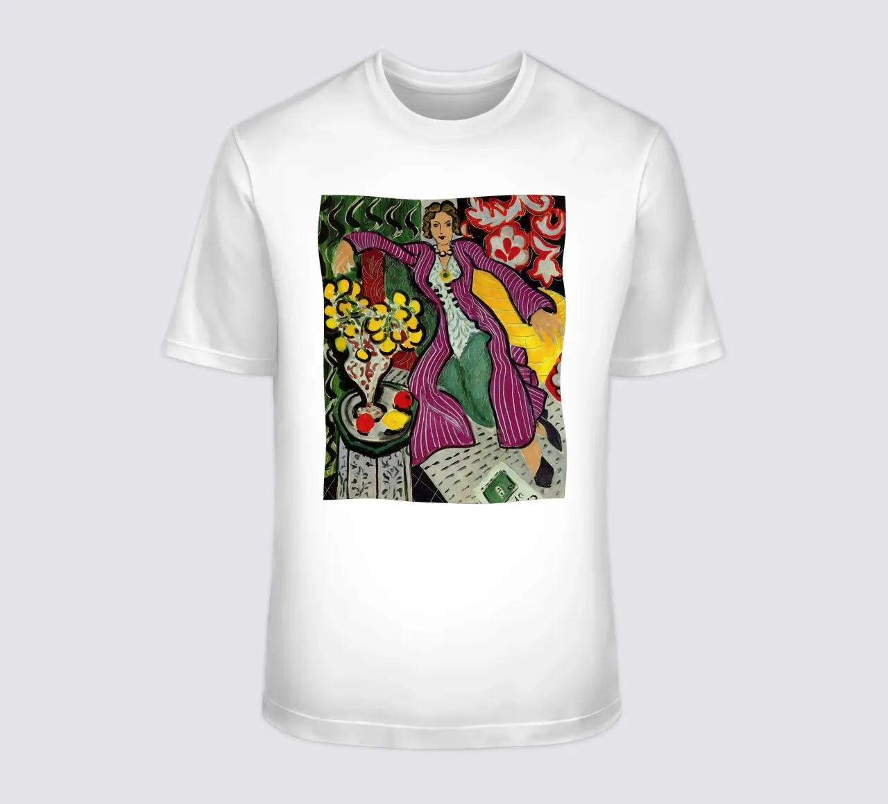 mujer sentada relajadamente con un jarrón de flores sobre la mesa camiseta de sazkia art