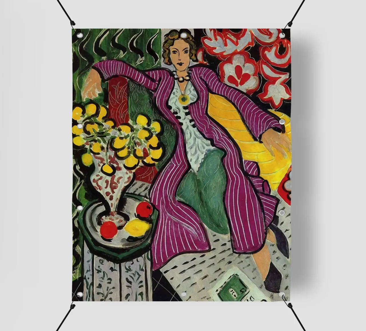 mujer sentada relajadamente con un jarrón de flores sobre la mesa lonas publicitarias de sazkia art