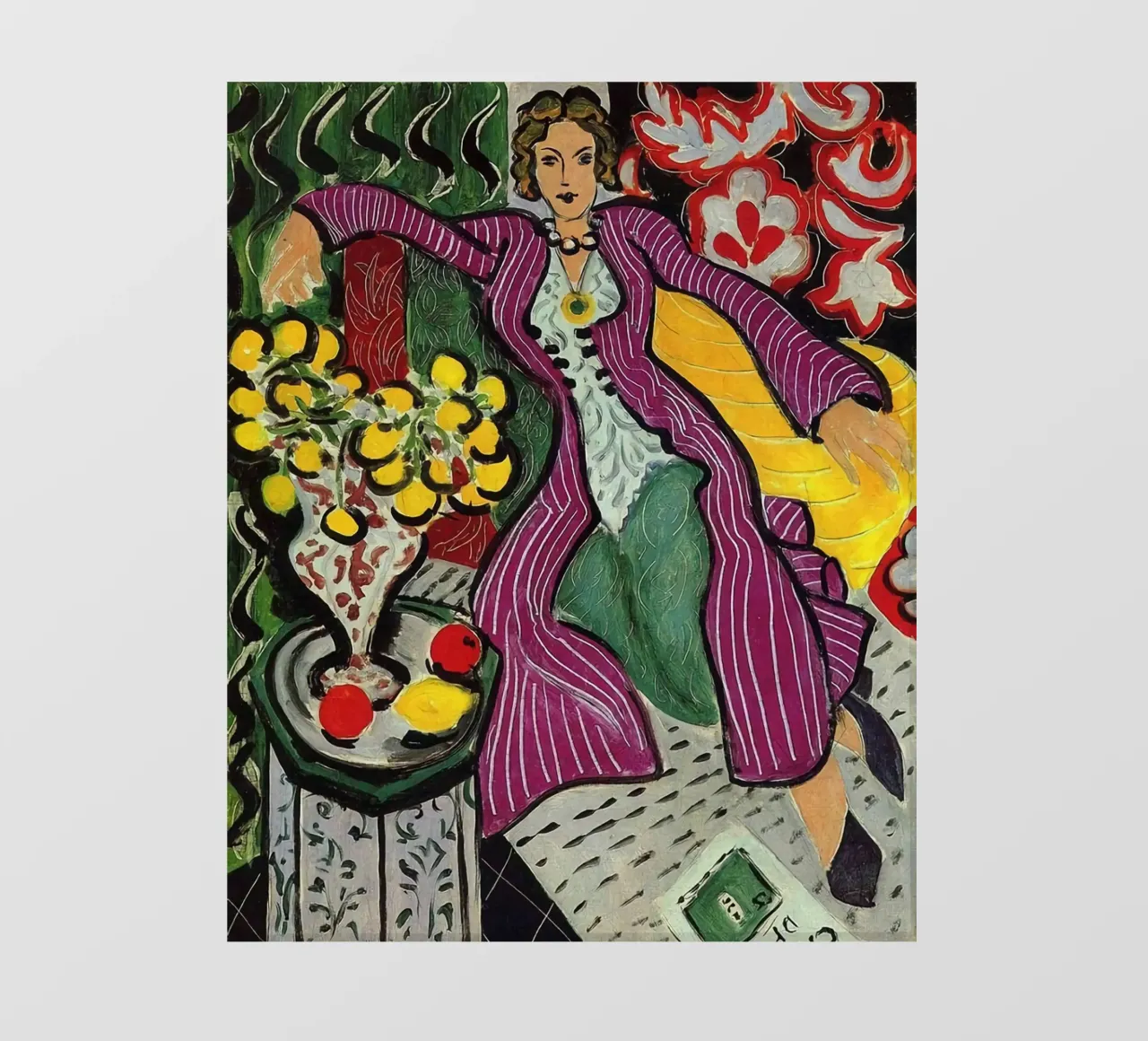 mujer sentada relajadamente con un jarrón de flores sobre la mesa lonas publicitarias de sazkia art