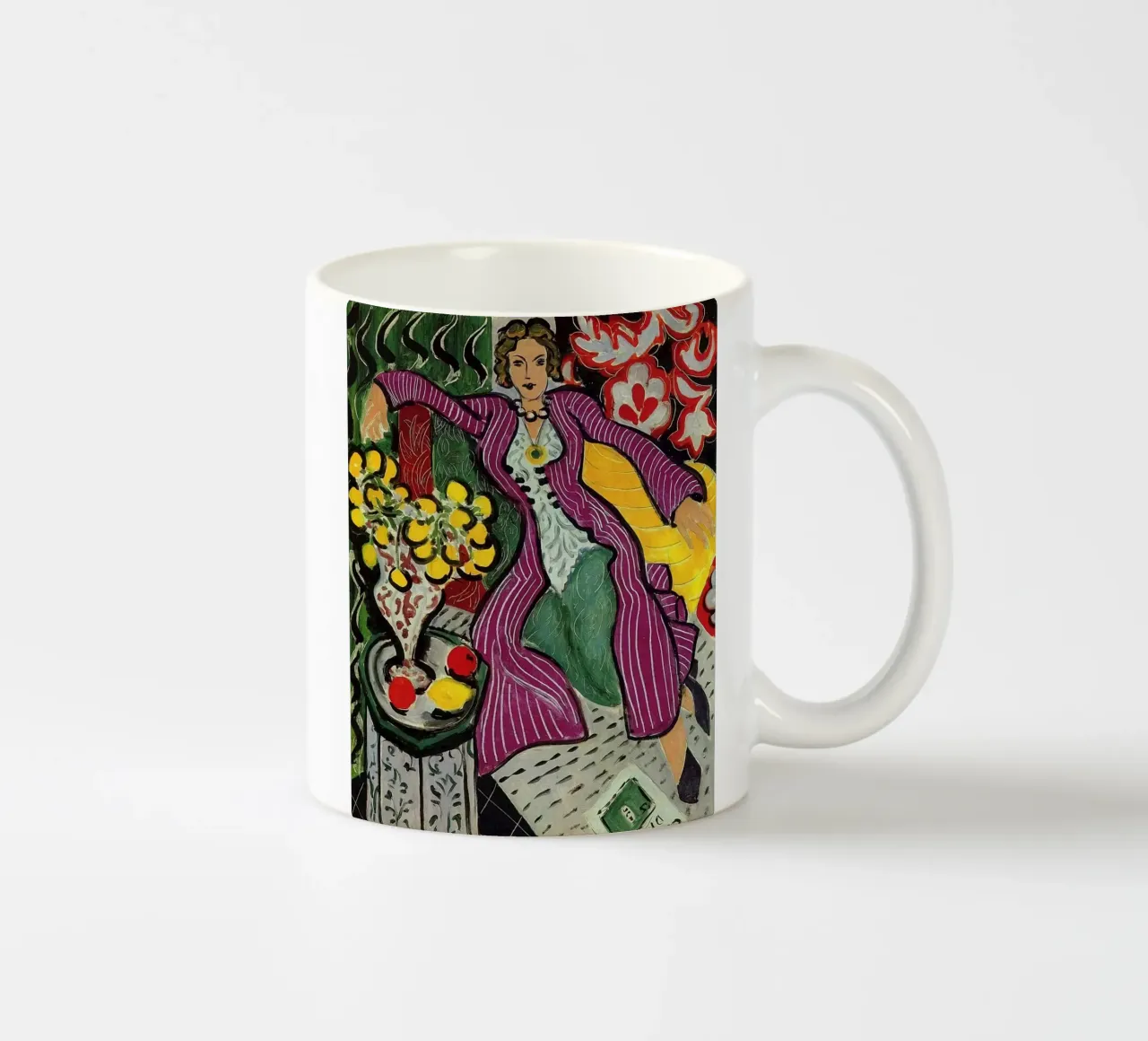 mujer sentada relajadamente con un jarrón de flores sobre la mesa taza de cerámica de sazkia art