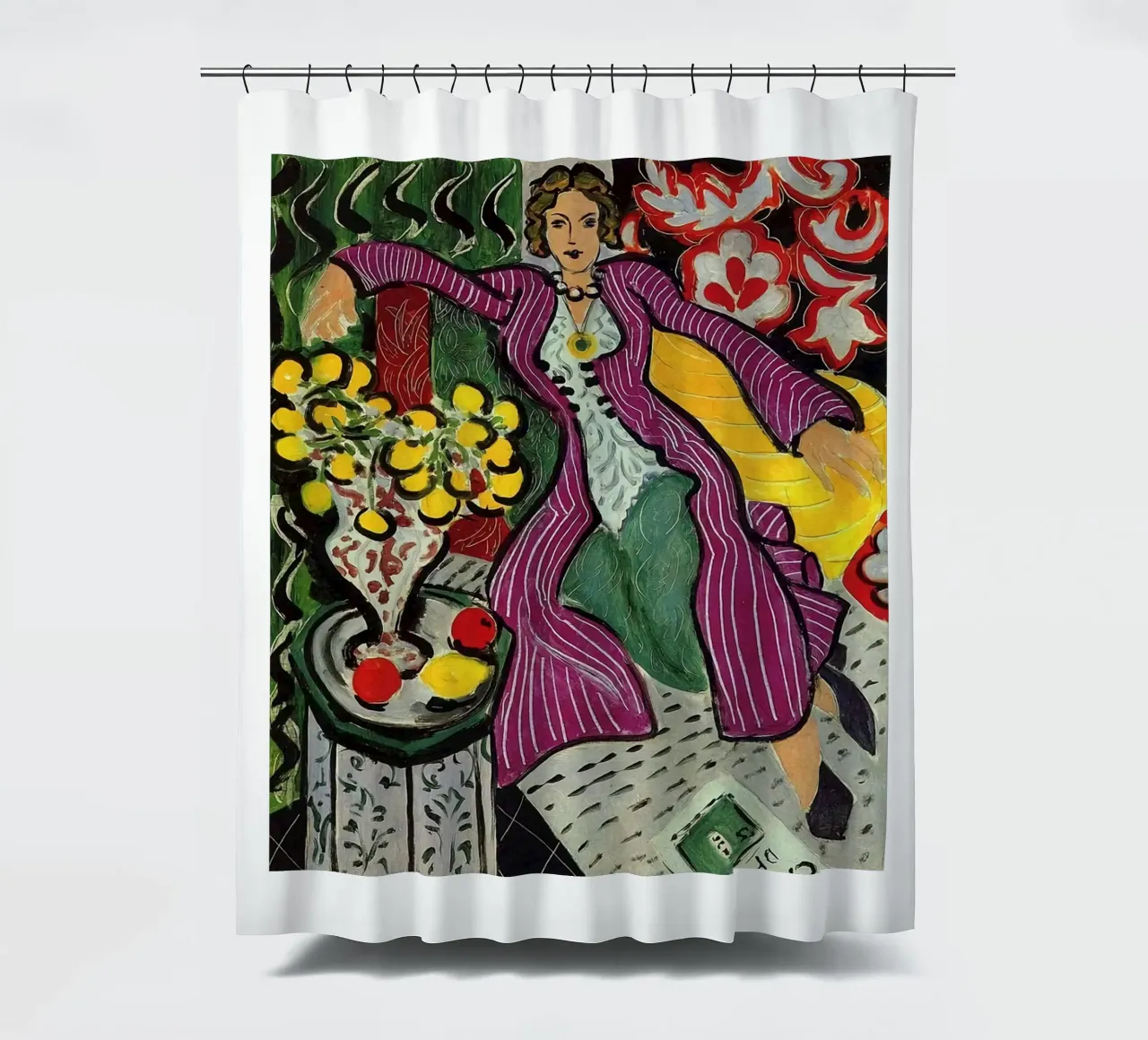 mujer sentada relajadamente con un jarrón de flores sobre la mesa cortina de baño de sazkia art