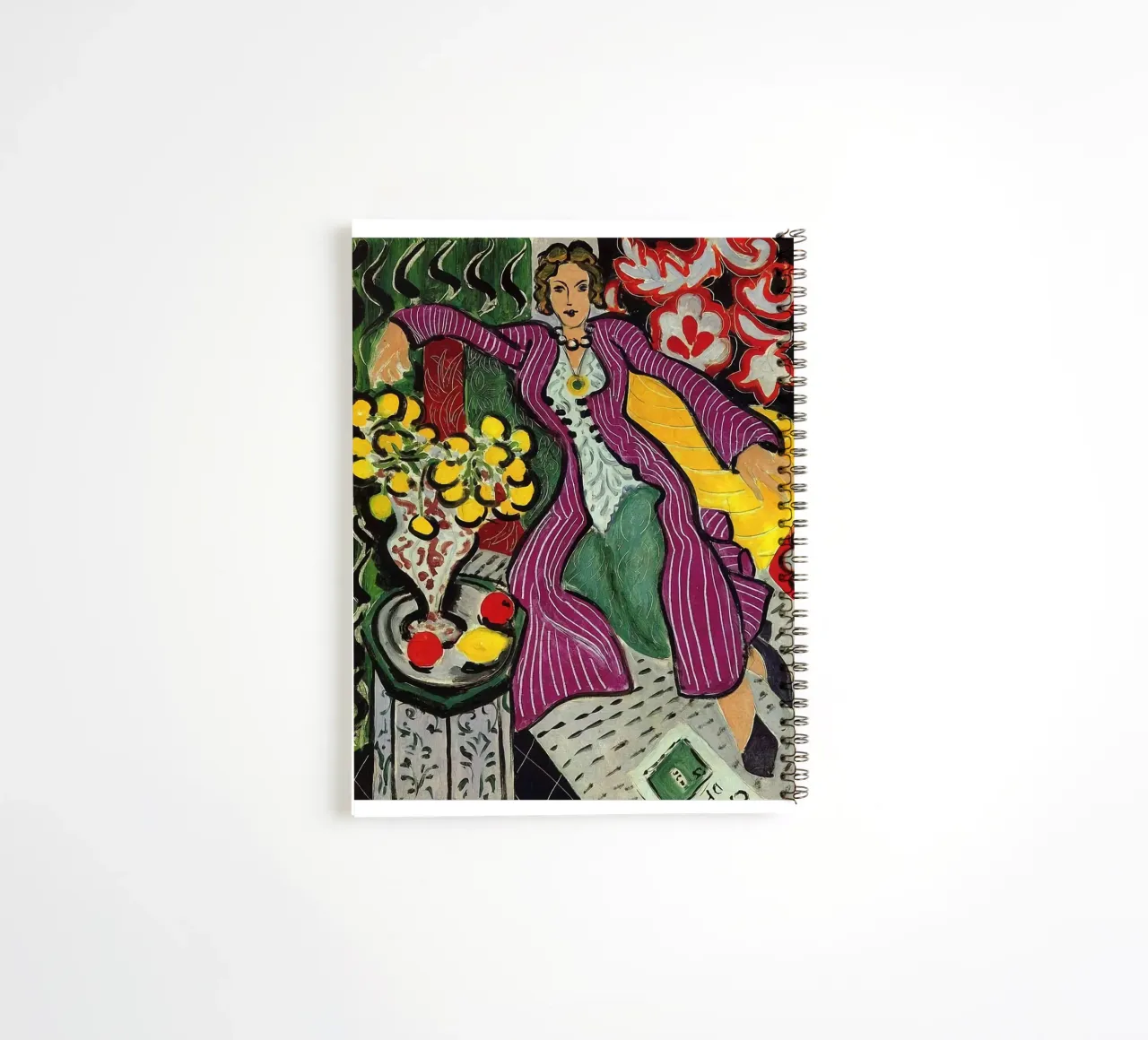 Frau sitzt entspannt mit einer Vase mit Blumen auf dem Tisch Ringbuch von sazkia art