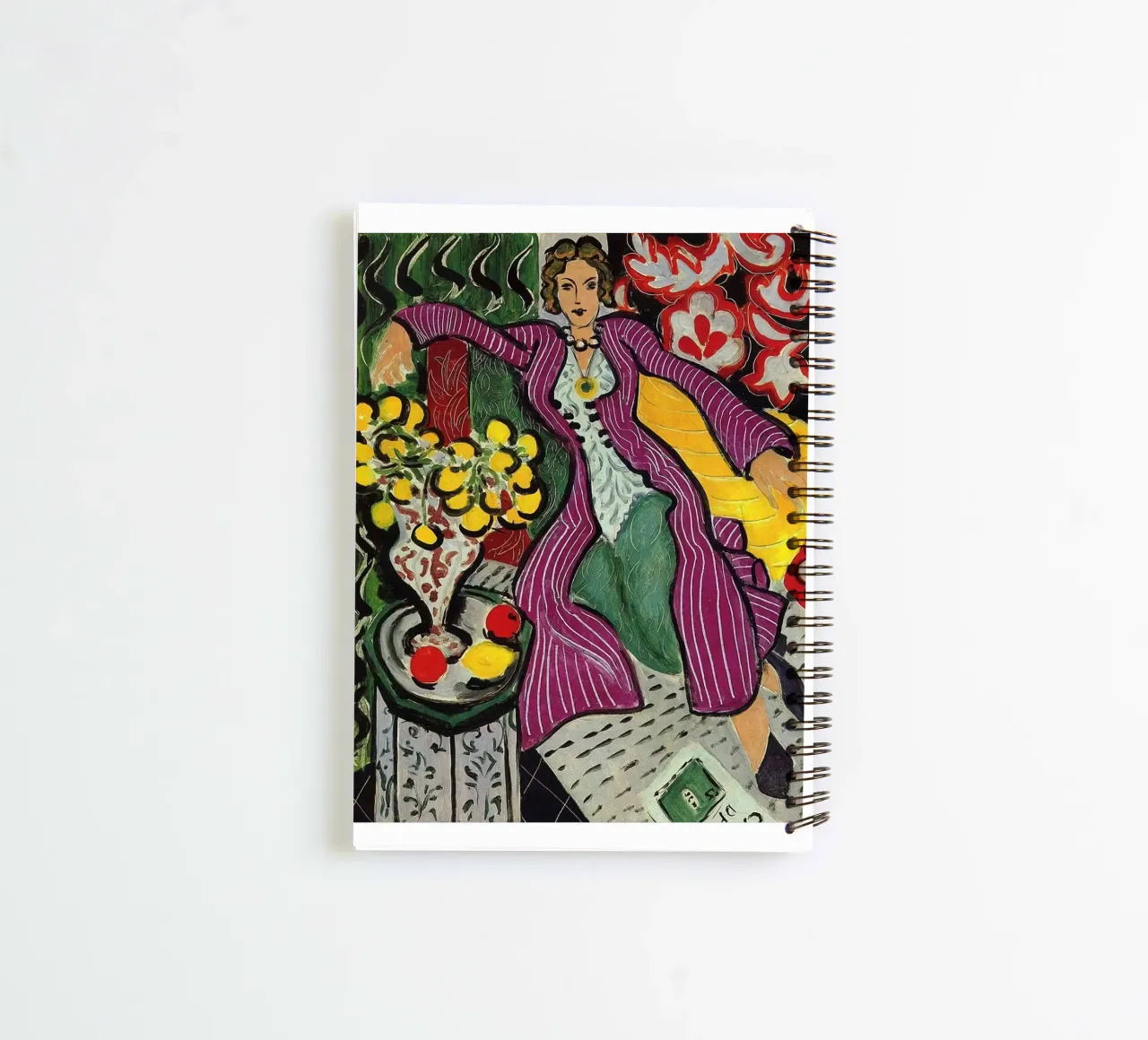 Frau sitzt entspannt mit einer Vase mit Blumen auf dem Tisch Ringbuch von sazkia art