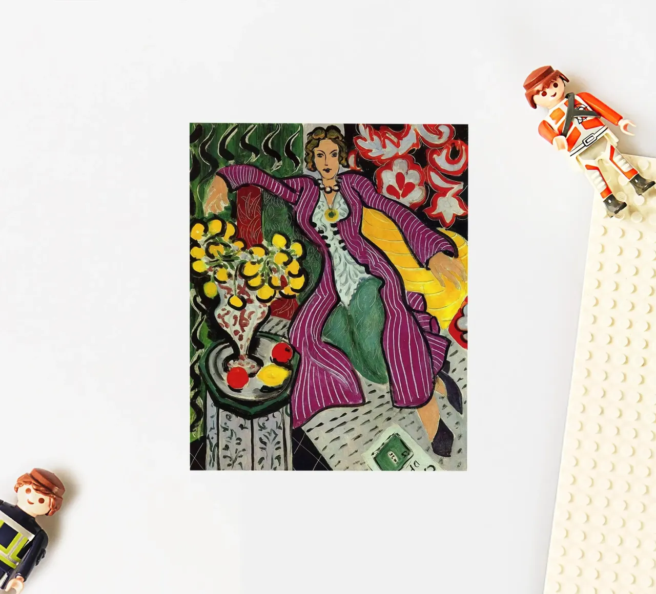 mujer sentada relajadamente con un jarrón de flores sobre la mesa pegatina de sazkia art