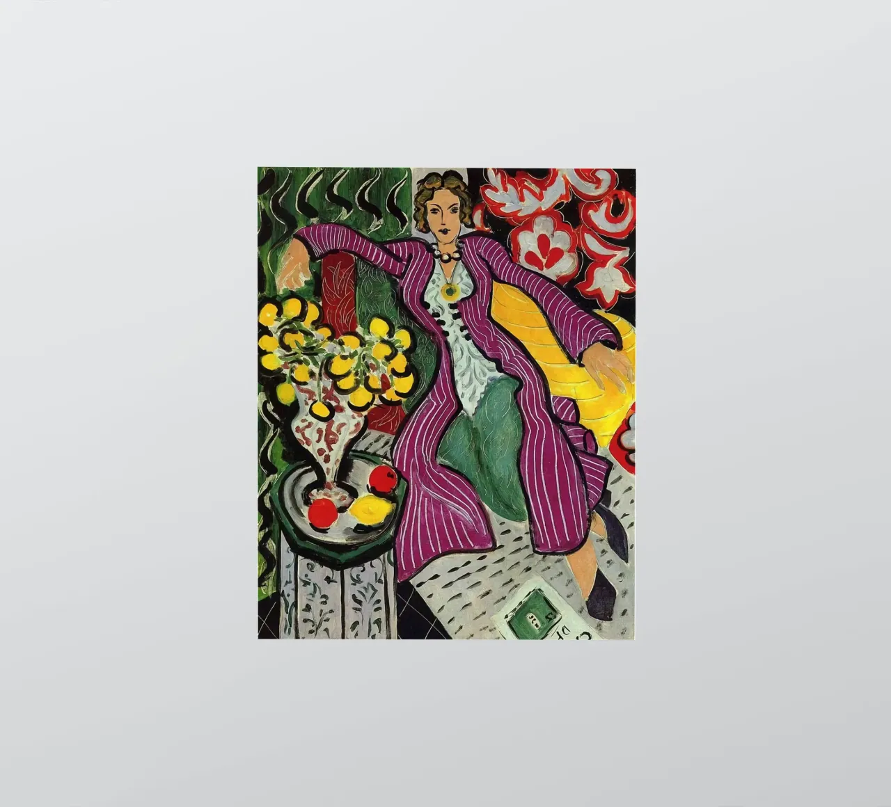 mujer sentada relajadamente con un jarrón de flores sobre la mesa pegatina de sazkia art