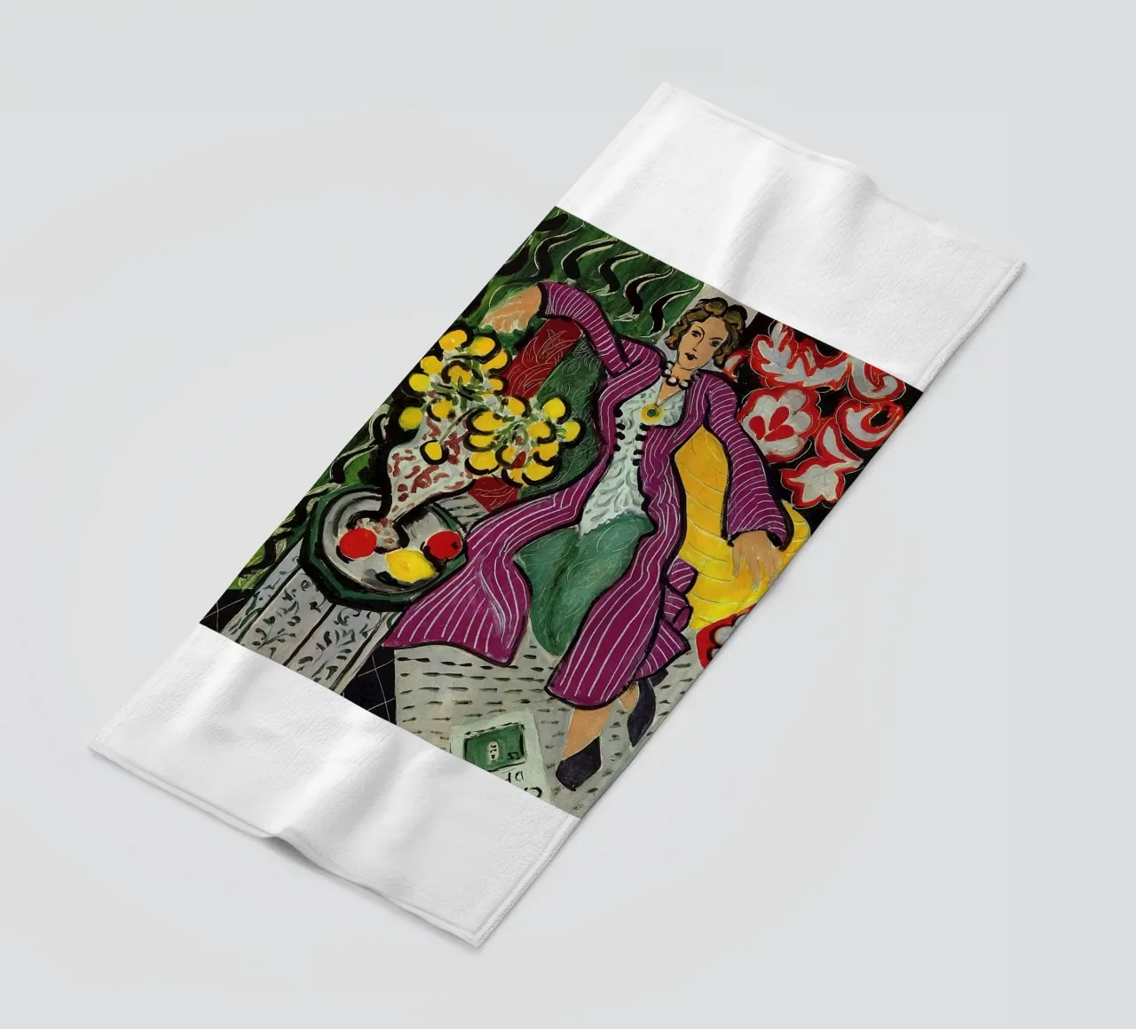 mujer sentada relajadamente con un jarrón de flores sobre la mesa toalla de playa de sazkia art