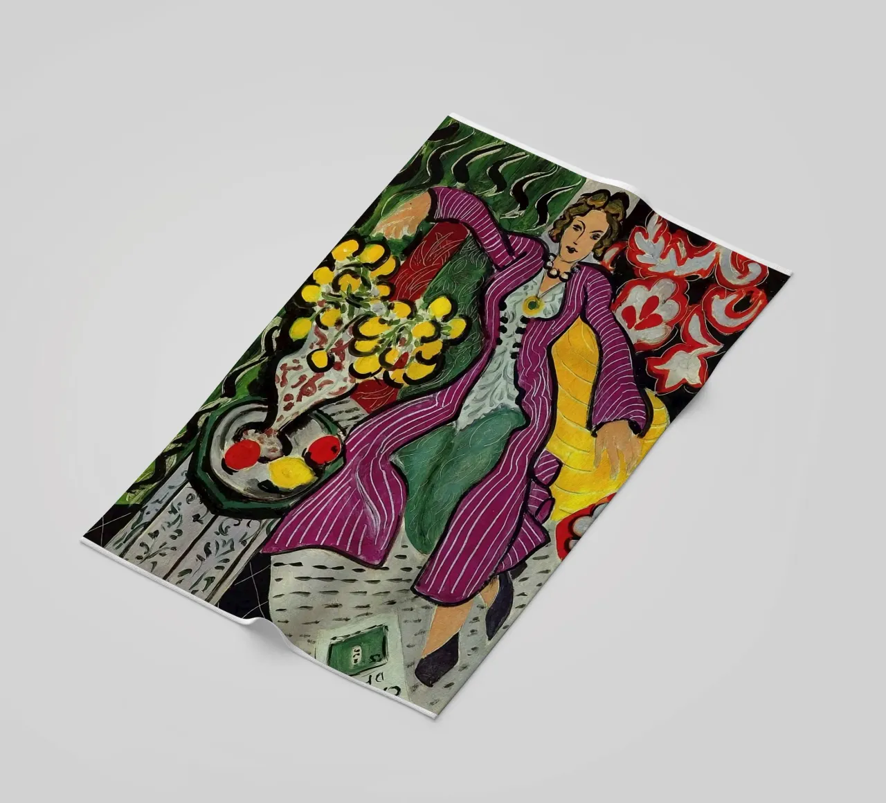 mujer sentada relajadamente con un jarrón de flores sobre la mesa toalla de playa de sazkia art