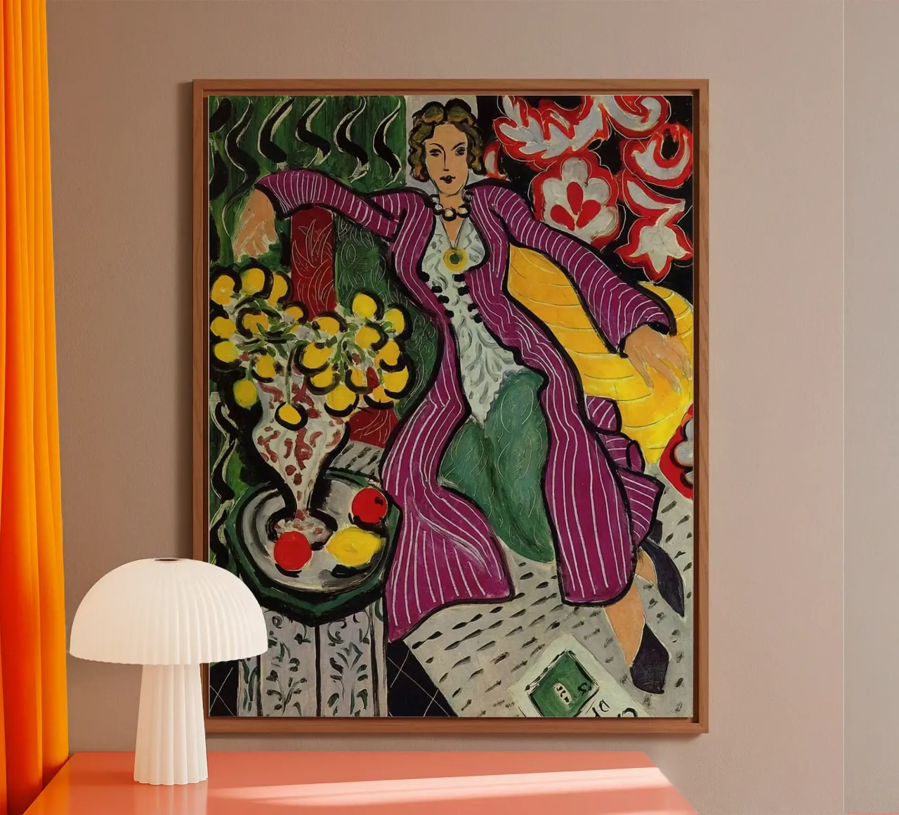 mujer sentada relajadamente con un jarrón de flores sobre la mesa aluminio dibond de sazkia art