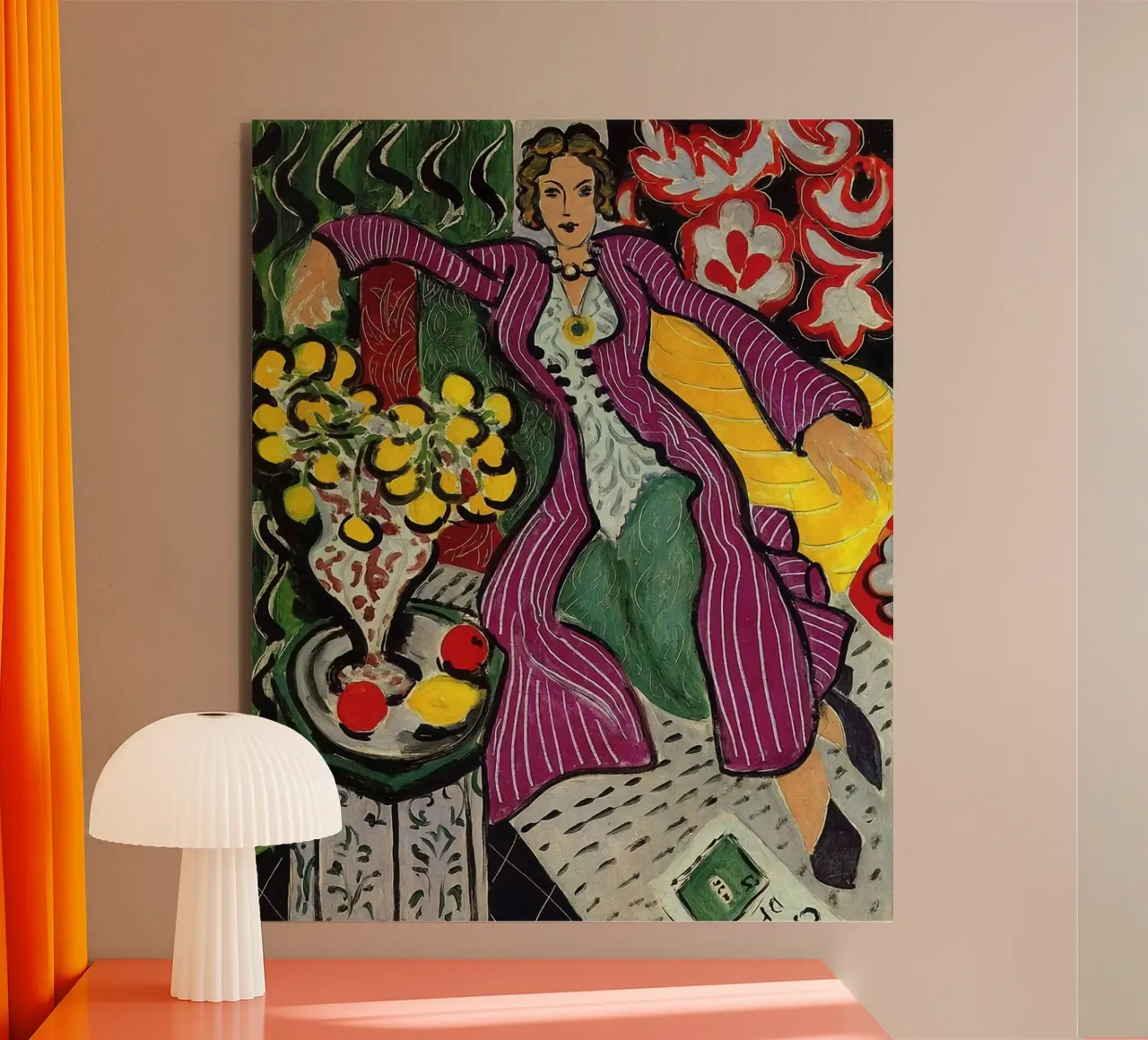 mujer sentada relajadamente con un jarrón de flores sobre la mesa aluminio dibond de sazkia art