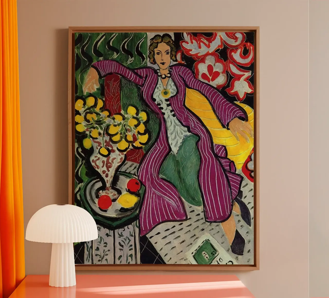 mujer sentada relajadamente con un jarrón de flores sobre la mesa lienzo de sazkia art