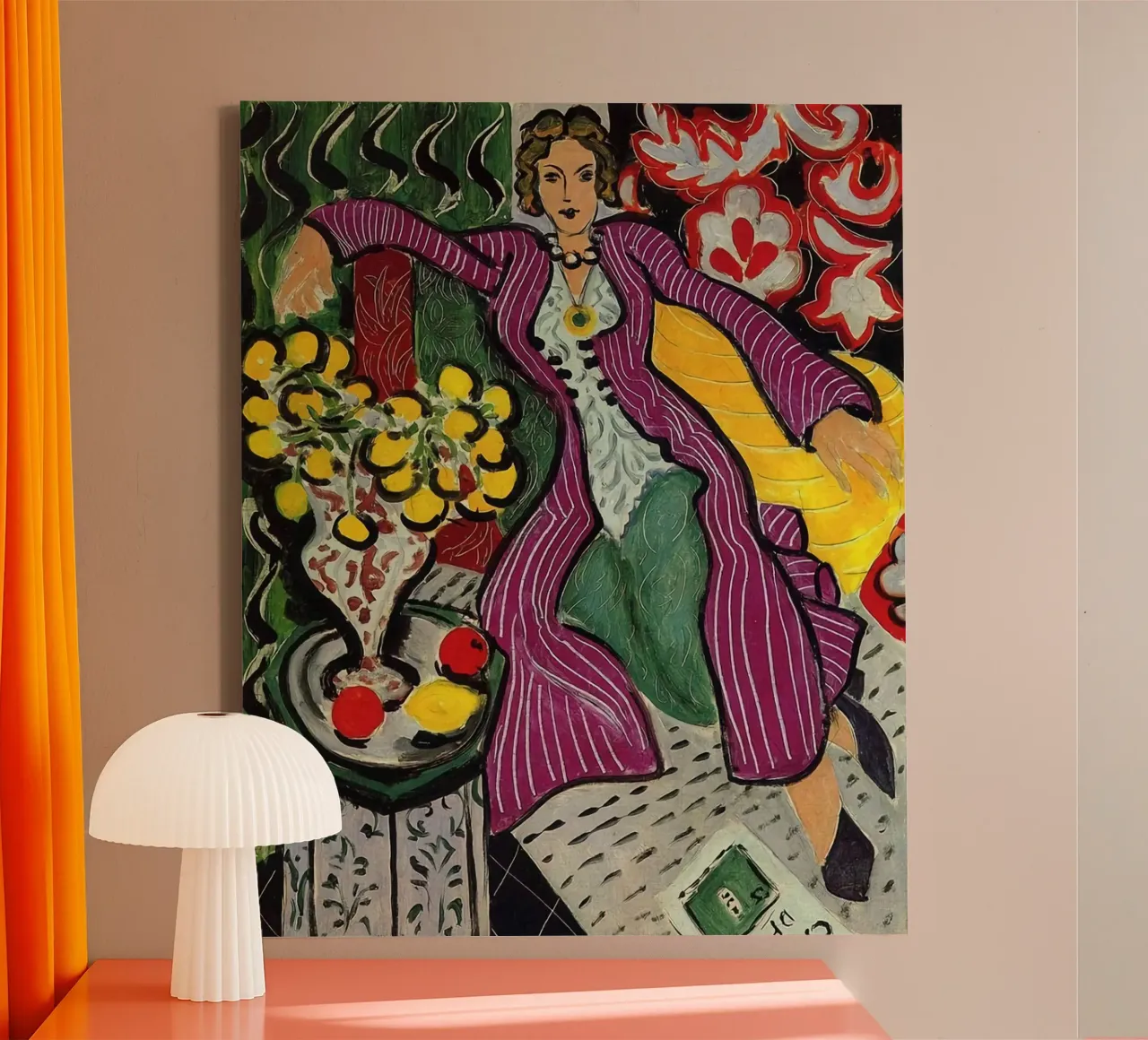 mujer sentada relajadamente con un jarrón de flores sobre la mesa lienzo de sazkia art