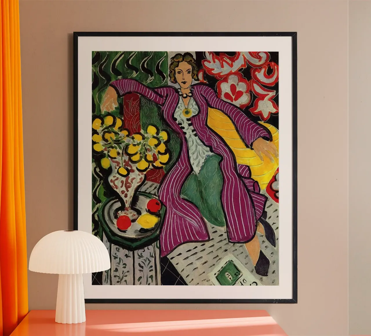 mujer sentada relajadamente con un jarrón de flores sobre la mesa hahnemühle de sazkia art