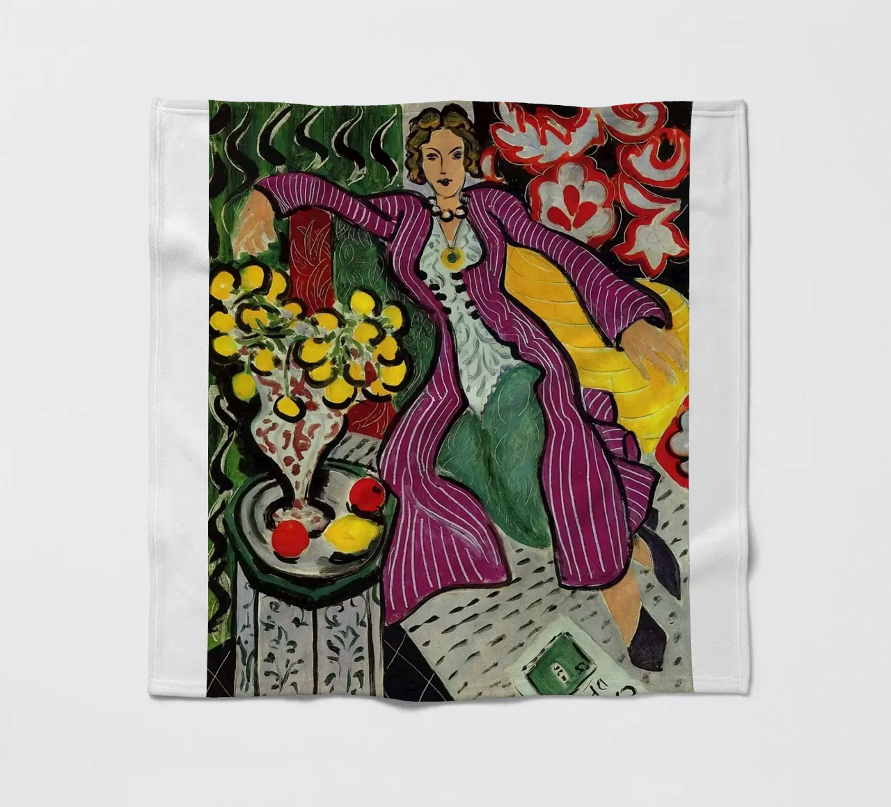 Frau sitzt entspannt mit einer Vase mit Blumen auf dem Tisch Fleecedecke von sazkia art