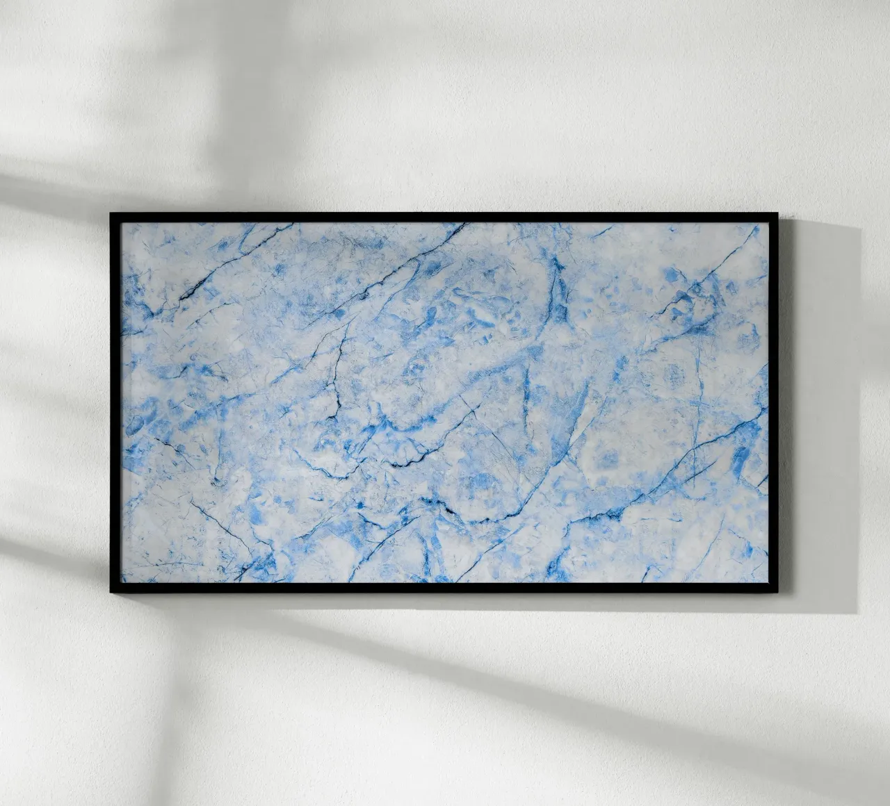 Lebendige blaue Marmorvenen - Dynamische abstrakte Wandkunst Poster mit Holzrahmen von NorwesClub