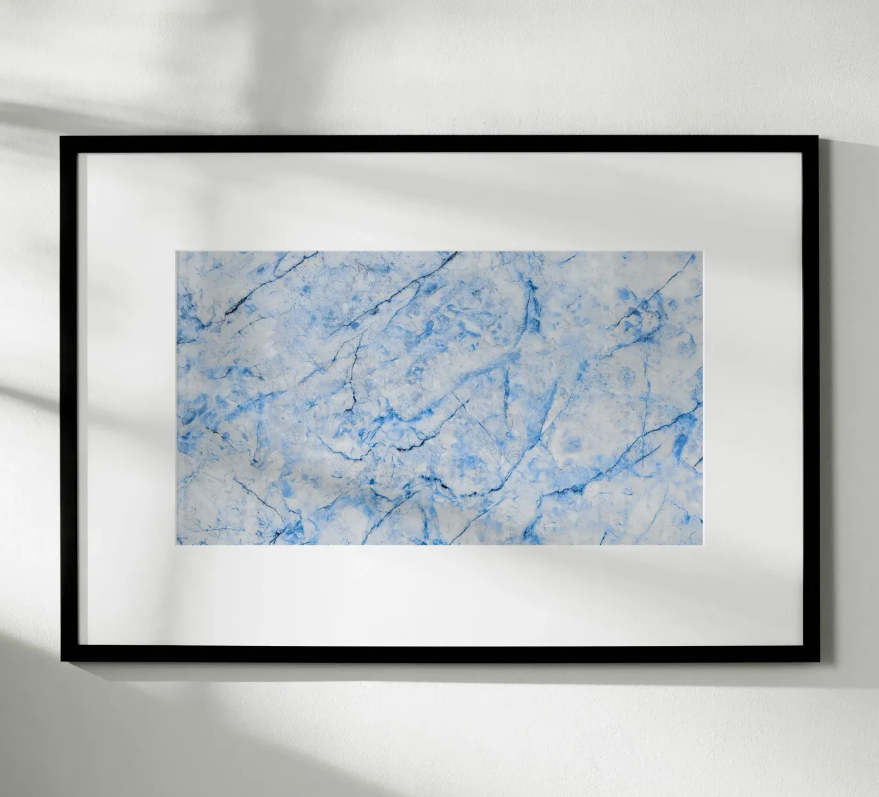 Lebendige blaue Marmorvenen - Dynamische abstrakte Wandkunst Poster mit Holzrahmen von NorwesClub