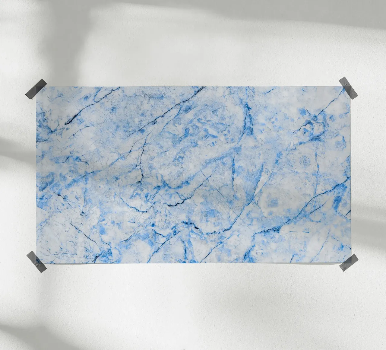 Lebendige blaue Marmorvenen - Dynamische abstrakte Wandkunst Poster mit Holzrahmen von NorwesClub