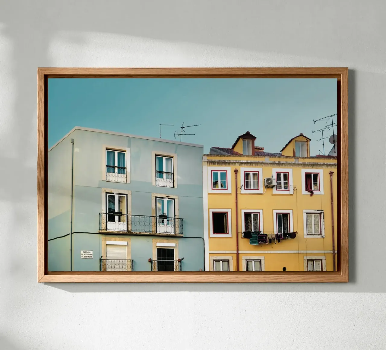 Appartamenti a Lisbona tela con Cornice a cassetta da KISSA STUDIO