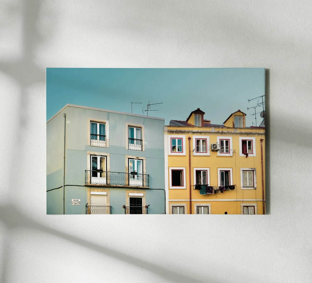 Appartamenti a Lisbona tela con Cornice a cassetta da KISSA STUDIO