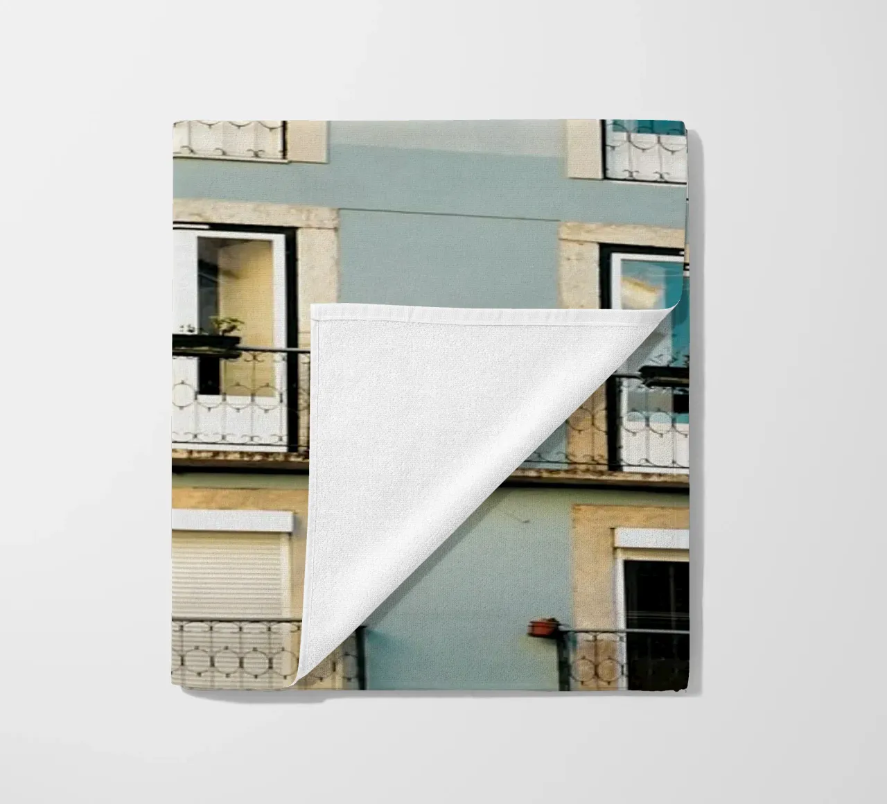 Appartamenti a Lisbona telo mare da KISSA STUDIO