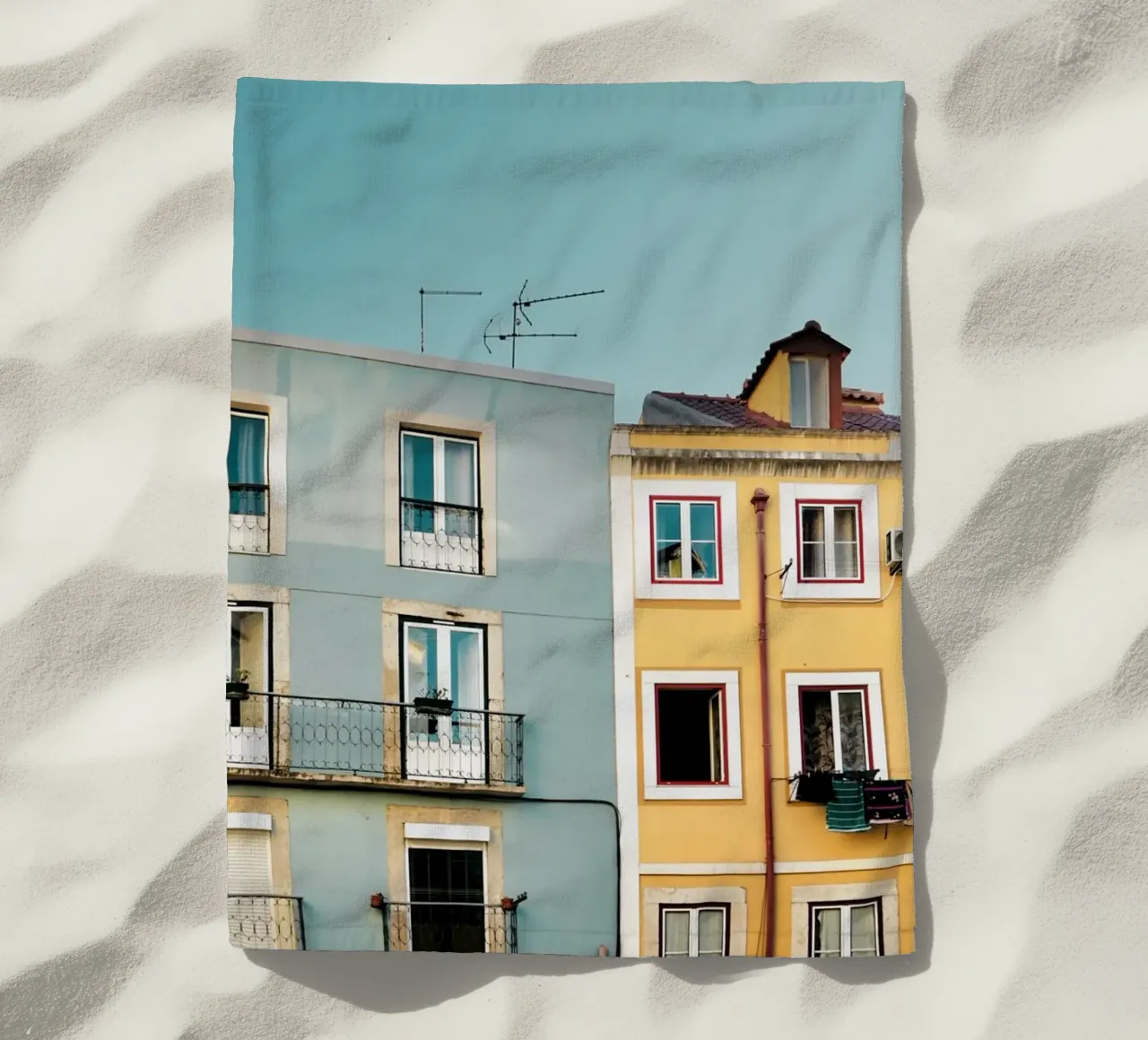 Appartamenti a Lisbona telo mare da KISSA STUDIO