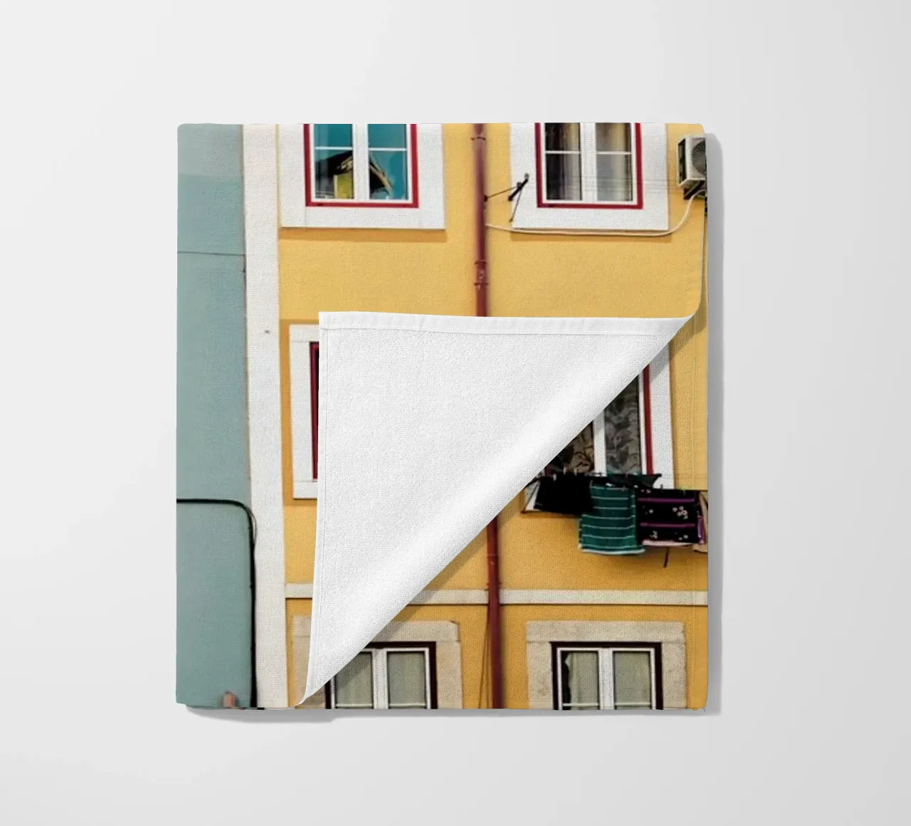 Appartamenti a Lisbona telo mare da KISSA STUDIO