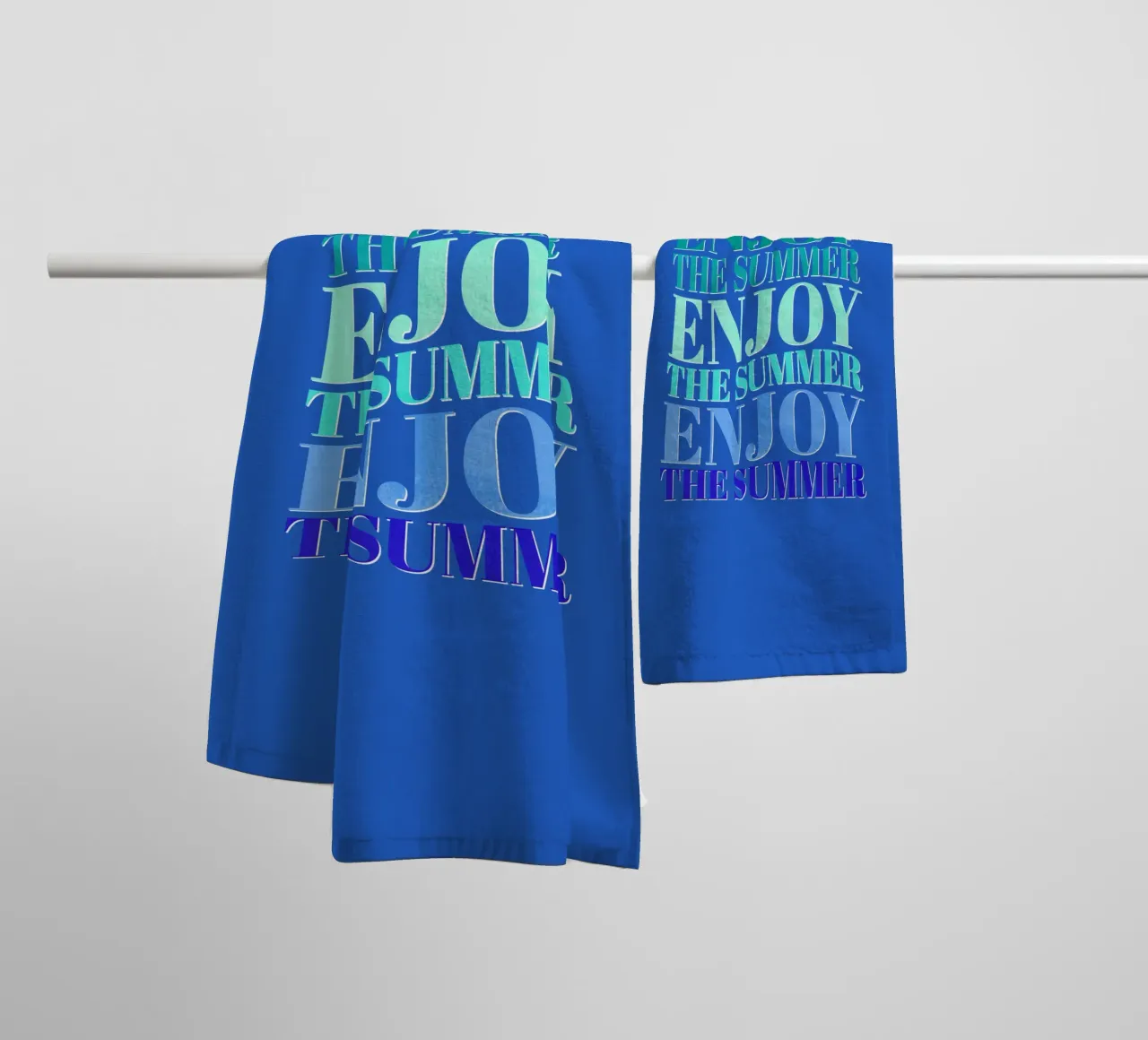 Enjoy the summer. Happy vibes with typography. asciugamano da bagno da CalliLetters