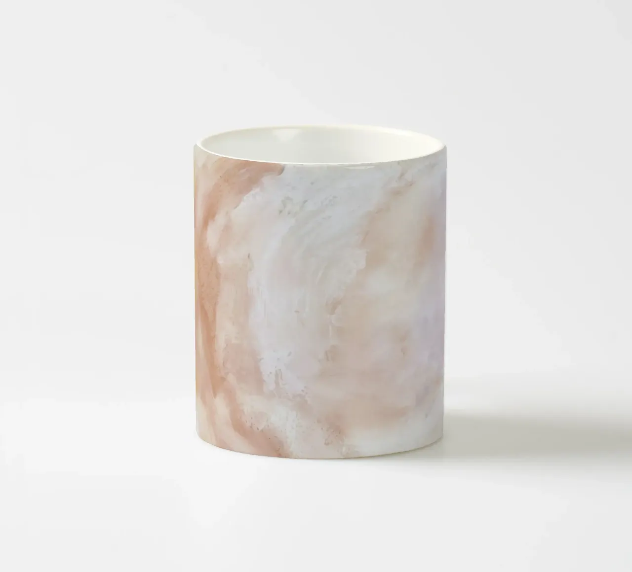 Stampa d'arte fluida in pastello: vortice astratto di colore rosa tenue tazza in ceramica da NorwesClub